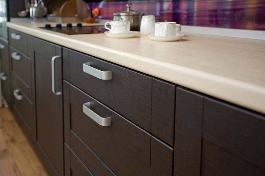 Els mobles fets amb aglomerat laminat combinen bé amb diversos materials: vidre, metall, rajoles ceràmiques Els mobles fets amb aglomerat laminat combinen bé amb diversos materials: vidre, metall, rajoles ceràmiques