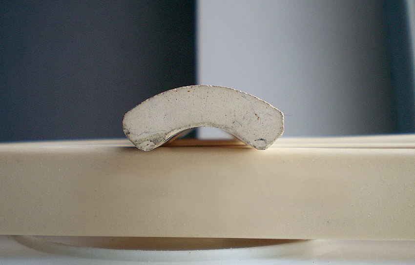 Gulvlister laget av naturstein er de dyreste i pris, og ikke på hvert bad vil se passende ut