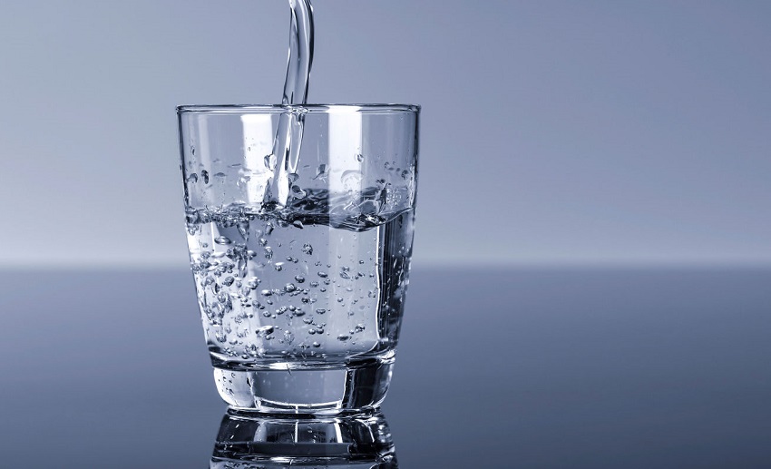 Популярен начин за измерване на влажността на въздуха е с чаша вода Популярен начин за измерване на влажността на въздуха е с чаша вода