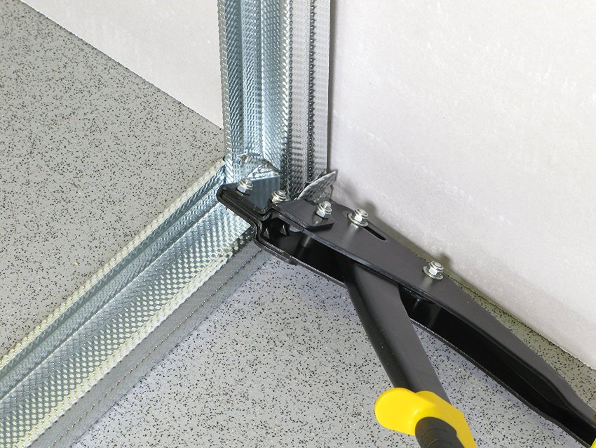 Rezanje profila pomoću Stanley alata Rezanje profila pomoću Stanley alata