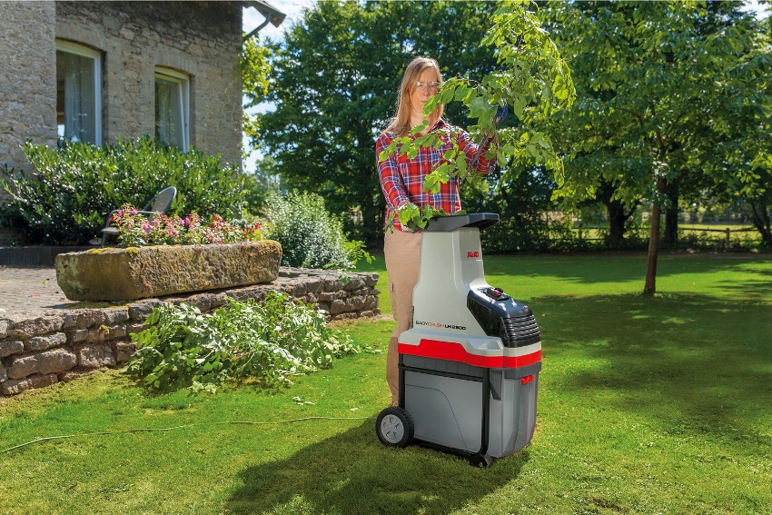 Când lucrați cu o tocătoare, trebuie să purtați echipament de protecție personală - ochelari și mănuși Când lucrați cu o tocătoare, trebuie să purtați echipament de protecție personală - ochelari și mănuși