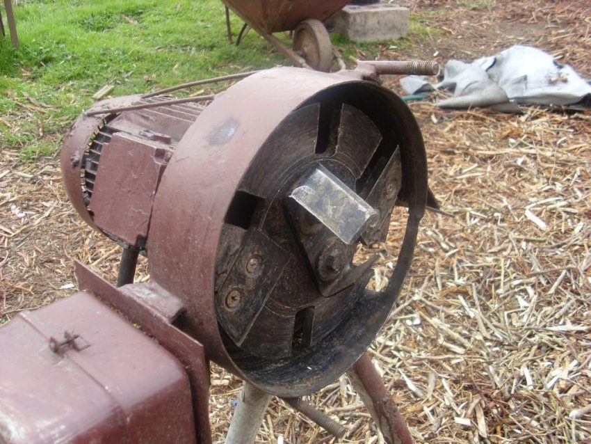 Pentru fabricarea unui tocător, puteți utiliza piese de la scule electrice vechi și aparate de uz casnic Pentru fabricarea unui tocător, puteți utiliza piese de la scule electrice vechi și aparate de uz casnic