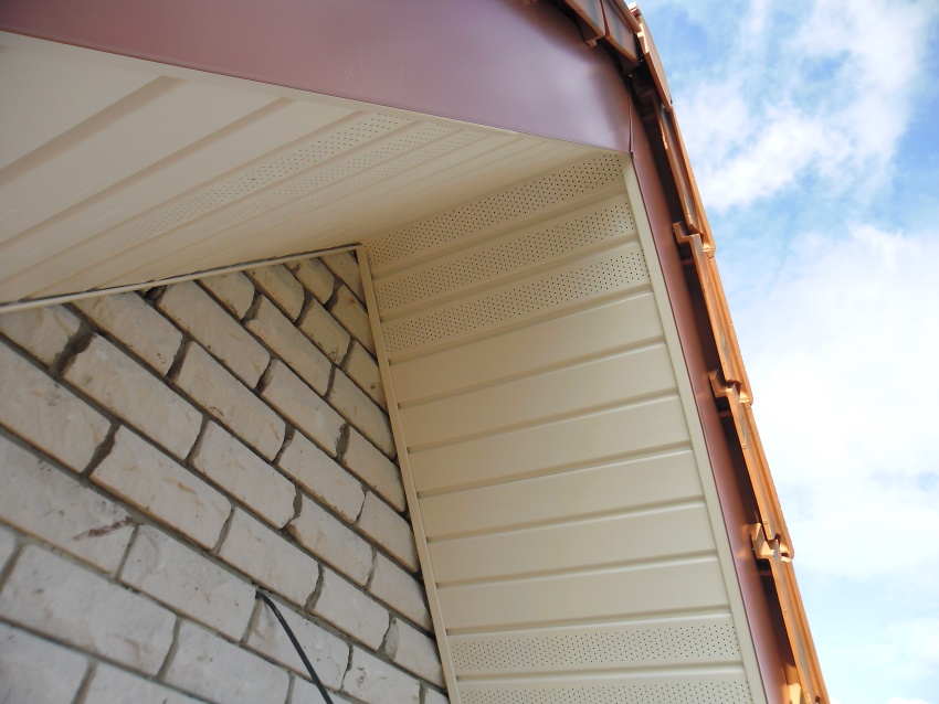 Soffits kan være lavet af plast, aluminium, rustfrit stål og andre materialer Soffits kan være lavet af plast, aluminium, rustfrit stål og andre materialer