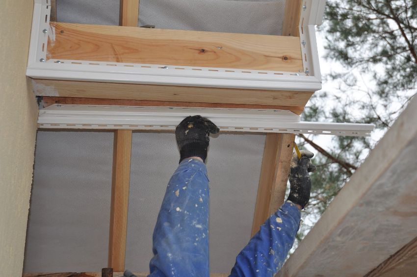 Fastgørelse af en supportprofil med en j-slot Fastgørelse af en supportprofil med en j-slot