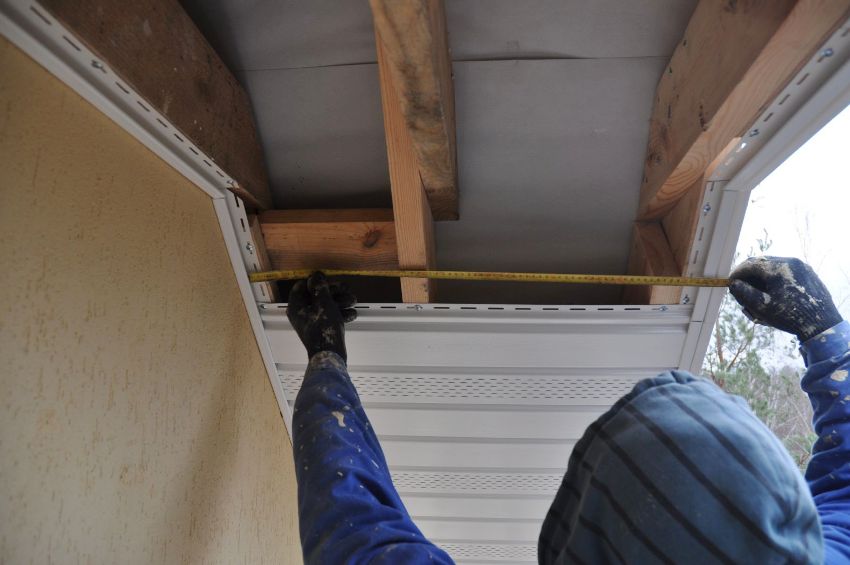 Til montering af spotlights anvendes søm eller skruer Til montering af spotlights anvendes søm eller skruer