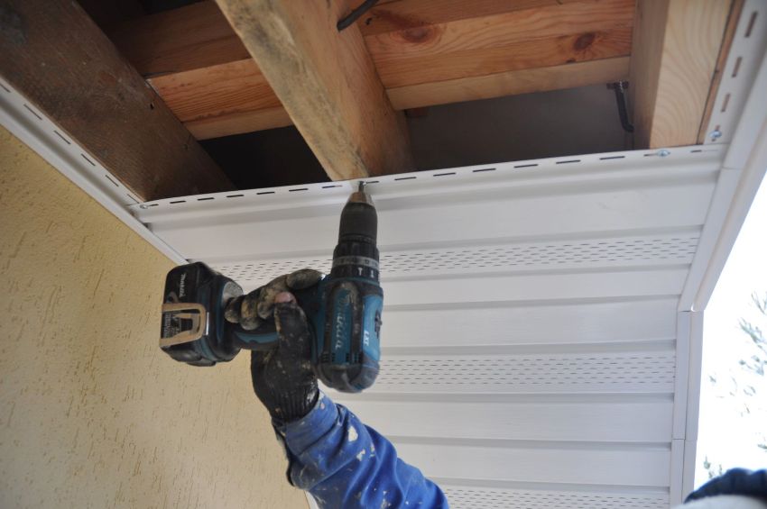 Tilstedeværelsen af en skruetrækker letter og fremskynder installationen af spotlights Tilstedeværelsen af en skruetrækker letter og fremskynder installationen af spotlights