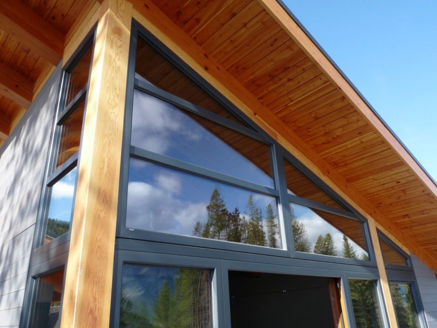 Dekoration af tagskæggene med træklapbord Dekoration af tagskæggene med træklapbord