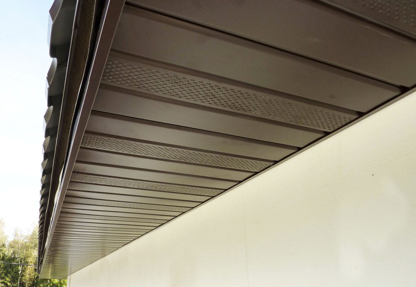 Der er spotlights til salg, både importerede og indenlandske Der er spotlights til salg, både importerede og indenlandske