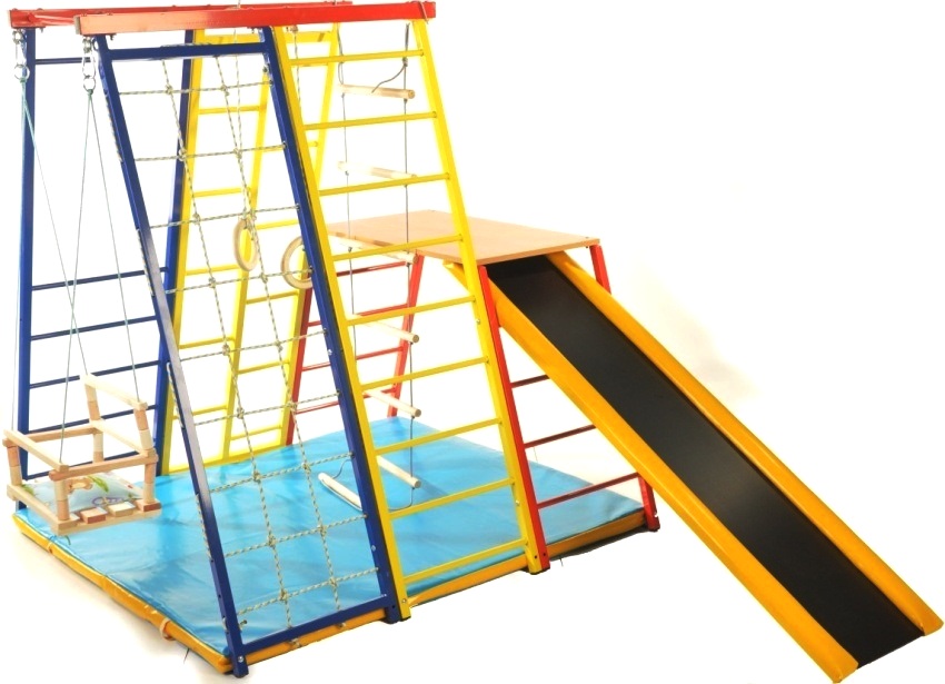 פינת ספורט קומפקטית עם מגלשה, סורגי קיר ונדנדה פינת ספורט קומפקטית עם מגלשה, סורגי קיר ונדנדה