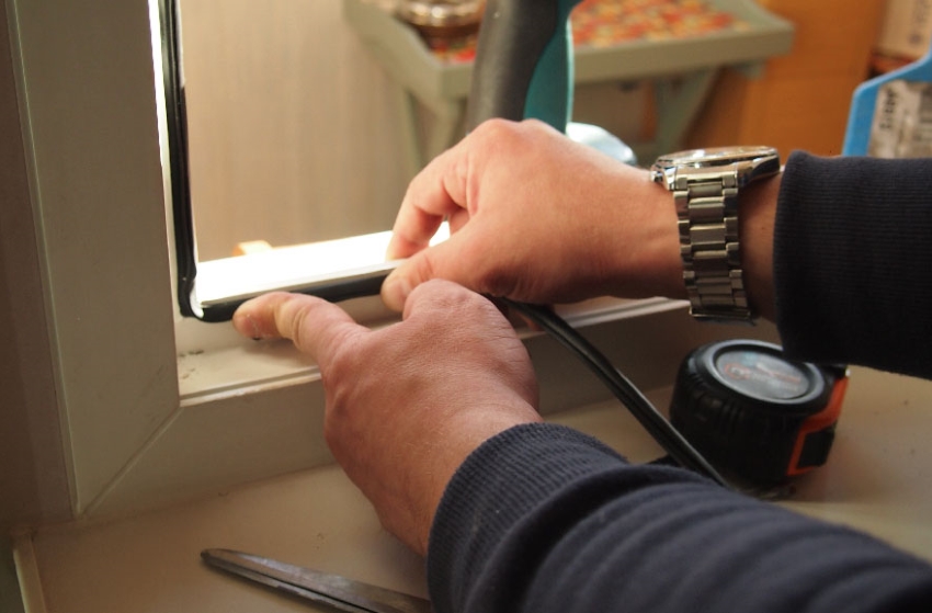 When installing the seal, it is important not to leave gaps When installing the seal, it is important not to leave gaps