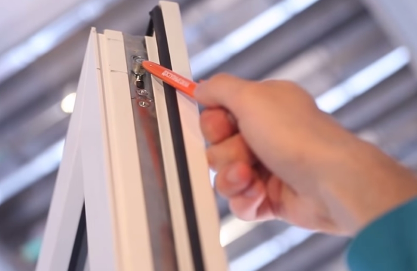 Before installing the gasket, it is necessary to adjust the window hardware Before installing the gasket, it is necessary to adjust the window hardware