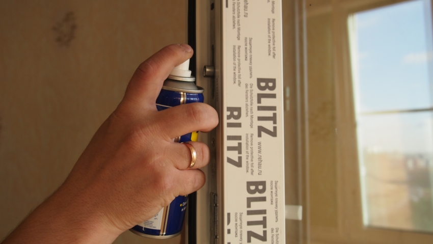 There are special sprays for the care of fittings and seals. There are special sprays for the care of fittings and seals.