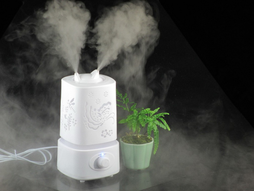 В повечето модели овлажнители водата се кипи с помощта на нагревателна плоча и горещата пара се разпределя във въздуха в помещението. В повечето модели овлажнители водата се кипи с помощта на нагревателна плоча и горещата пара се разпределя във въздуха в помещението.