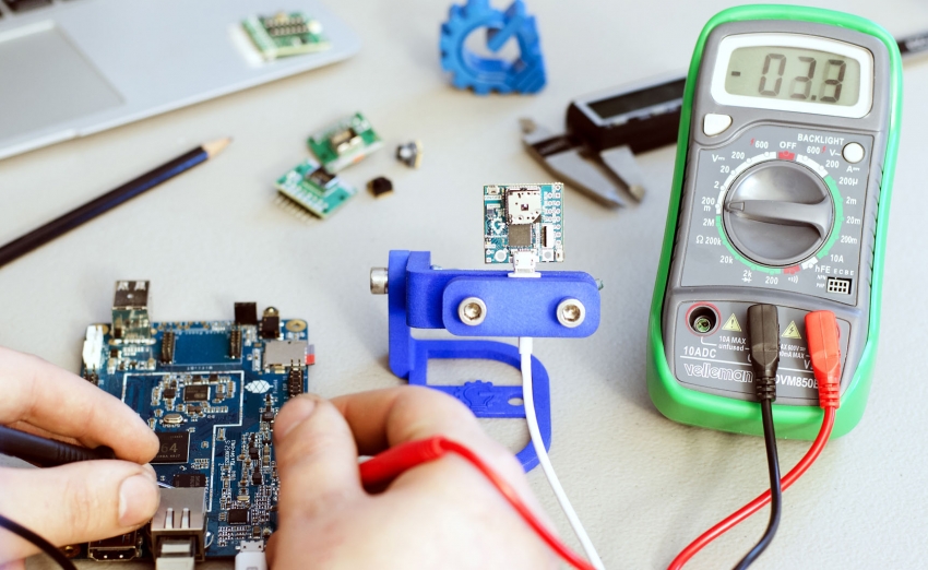 ניתן לזהות בקלות שבירת קבלים בעזרת מודד חשמל. ניתן לזהות בקלות שבירת קבלים בעזרת מודד חשמל.