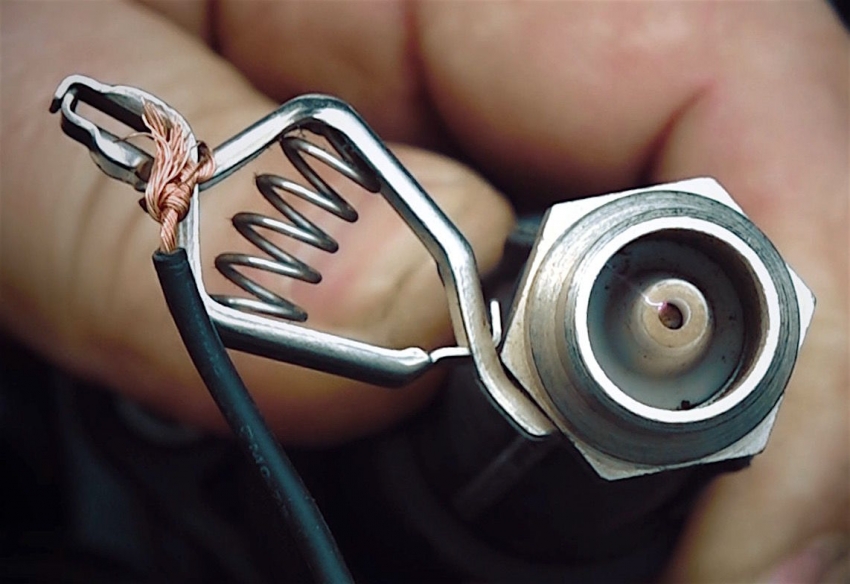 אתה יכול לבדוק את סליל ההצתה באמצעות מולטימטר על ידי צלצול הפיתולים הראשוניים והמשניים של המכשיר אתה יכול לבדוק את סליל ההצתה באמצעות מולטימטר על ידי צלצול הפיתולים הראשוניים והמשניים של המכשיר