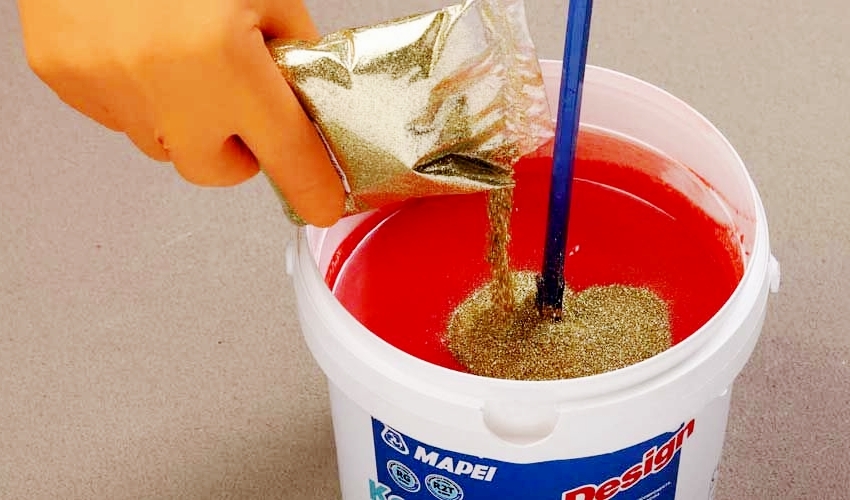 לסוגים מסוימים של צבעים יש תוספות - נצנצים, קשקשים, תנומה וחומרים אחרים, אשר כתוצאה מכך יפוזרו יפה לאורך הקיר. לסוגים מסוימים של צבעים יש תוספות - נצנוצים, קשקשים, ערימה וחומרים אחרים, אשר כתוצאה מכך יופצו יפה להפליא לאורך הקיר.