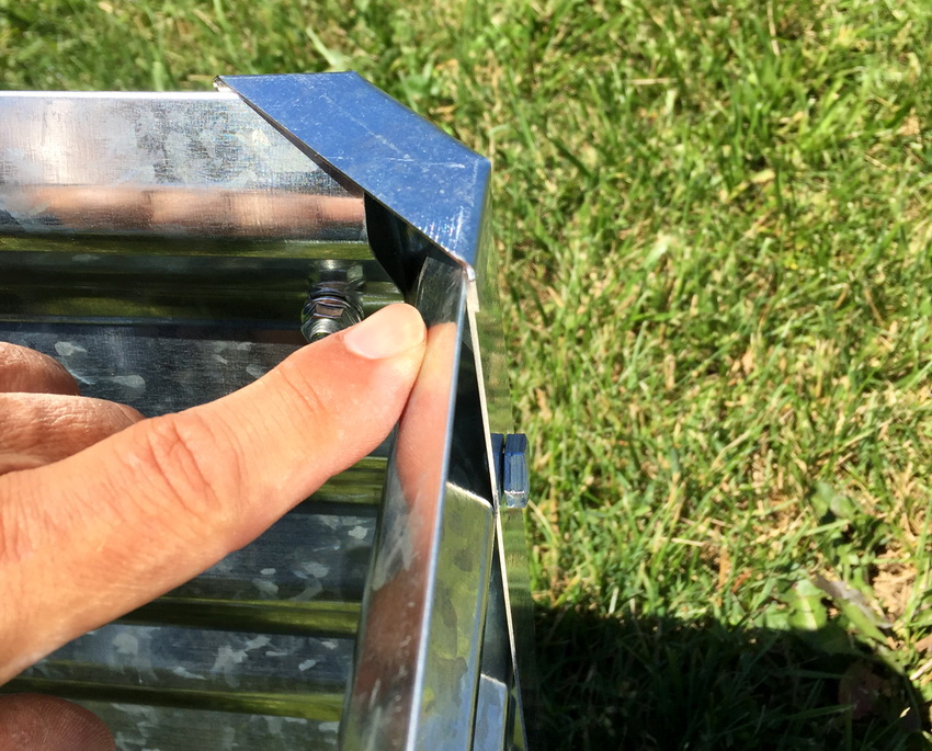 Краищата на металните легла са заоблени, което елиминира риска от нараняване по време на работа Краищата на металните легла са заоблени, което елиминира риска от нараняване по време на работа