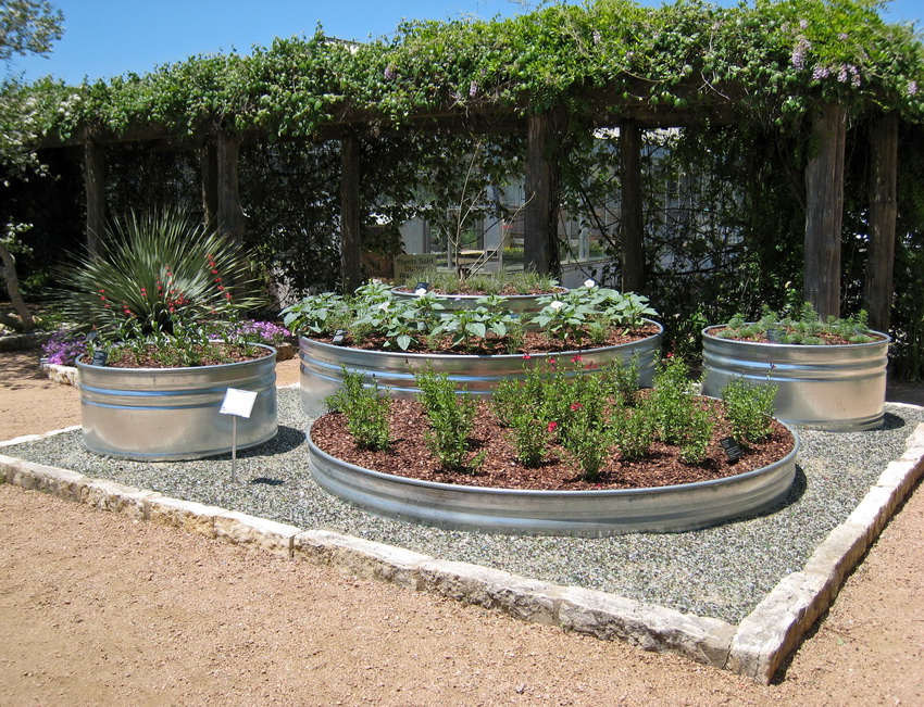 Кръглите стоманени поцинковани легла са удобни за създаване на цветни лехи Кръглите стоманени поцинковани легла са удобни за създаване на цветни лехи