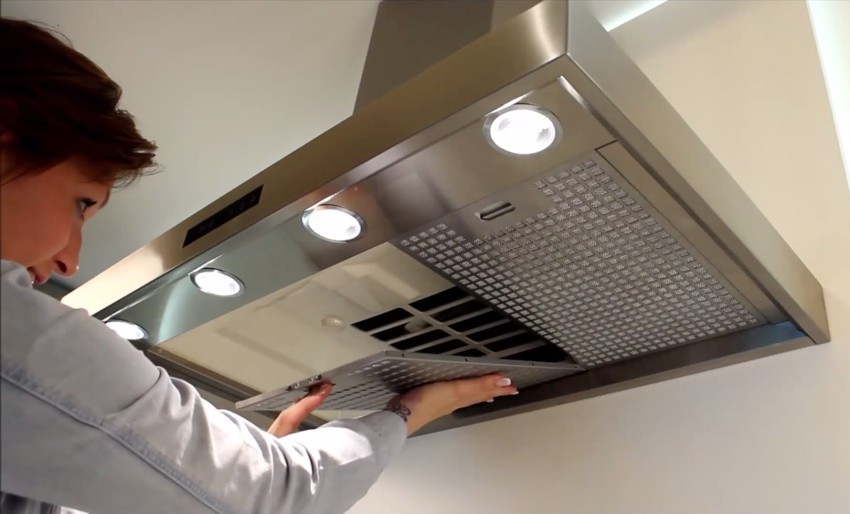 במהלך הפעולה מסנן השומן מתלכלך, לכן חשוב לנקות את מכסה המנוע מעת לעת במהלך הפעולה מסנן השומן מתלכלך, לכן חשוב לנקות את מכסה המנוע מעת לעת