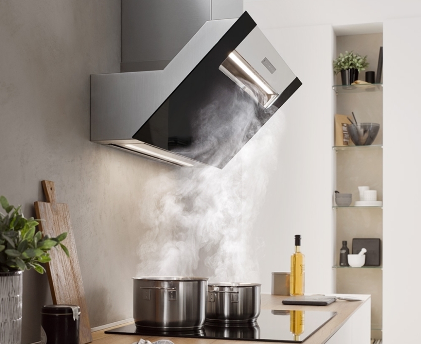 למכסה המנוע הקיר יש כנף משופעת - טרנד מודרני אופנתי למכסה המנוע הקיר יש כנף משופעת - טרנד מודרני אופנתי