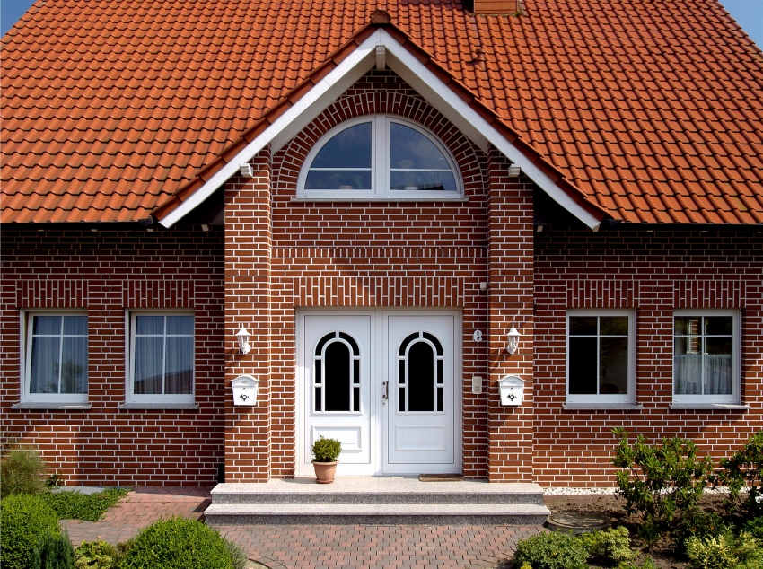 Świetny przykład wykorzystania płytek klinkierowych do uzupełnienia zewnętrznej części budynku Świetny przykład wykorzystania płytek klinkierowych do uzupełnienia zewnętrznej części budynku