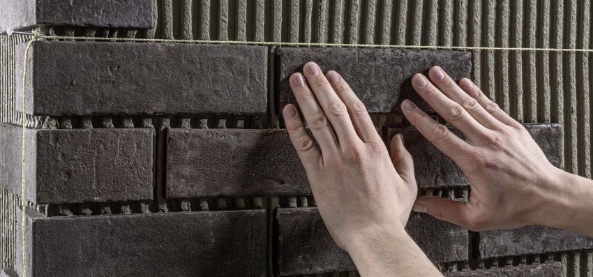 Aby uzyskać idealnie równe ułożenie płytek klinkierowych, konieczne jest wykonanie prowadnicy oznaczającej co 3-4 rzędy. Aby uzyskać idealnie równe ułożenie płytek klinkierowych, konieczne jest wykonanie prowadnicy oznaczającej co 3-4 rzędy.