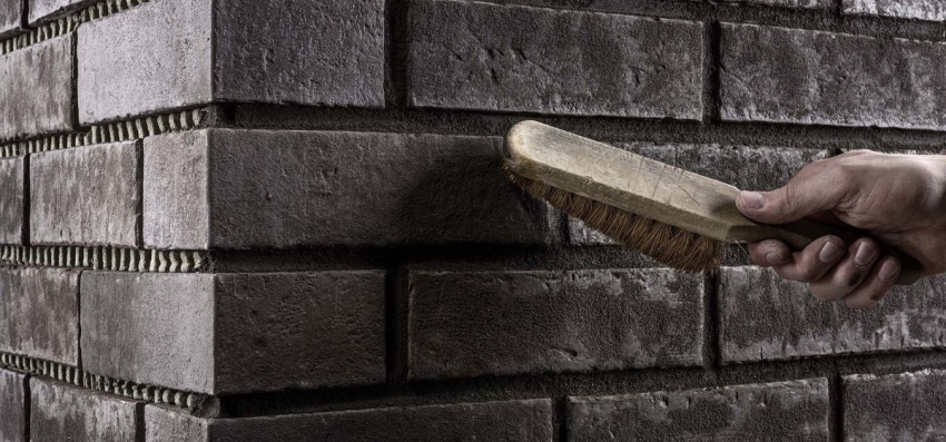 Po całkowitym wyschnięciu fugi można czyścić płytki suchą, twardą szczotką, aby usunąć pozostałą mieszankę. Po całkowitym wyschnięciu fugi można czyścić płytki suchą, twardą szczotką, aby usunąć pozostałą mieszankę.