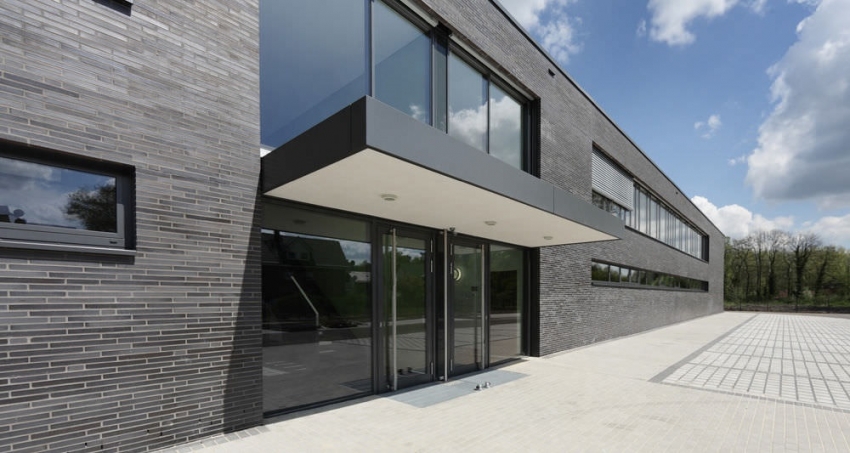 Panele klinkierowe mogą być wykonane o niestandardowych wymiarach i kształtach, ale warto wziąć pod uwagę, że koszt takiego zamówienia będzie wysoki Panele klinkierowe mogą być wykonane o niestandardowych wymiarach i kształtach, ale warto wziąć pod uwagę, że koszt takiego zamówienia będzie wysoki