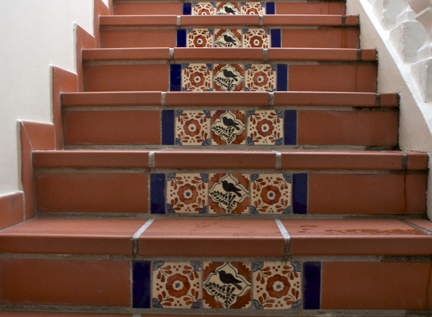 O custo das telhas de clínquer produzidas internamente é muito menor, e a qualidade não é inferior à dos fabricantes estrangeiros O custo das telhas de clínquer produzidas internamente é muito menor, e a qualidade não é inferior à dos fabricantes estrangeiros