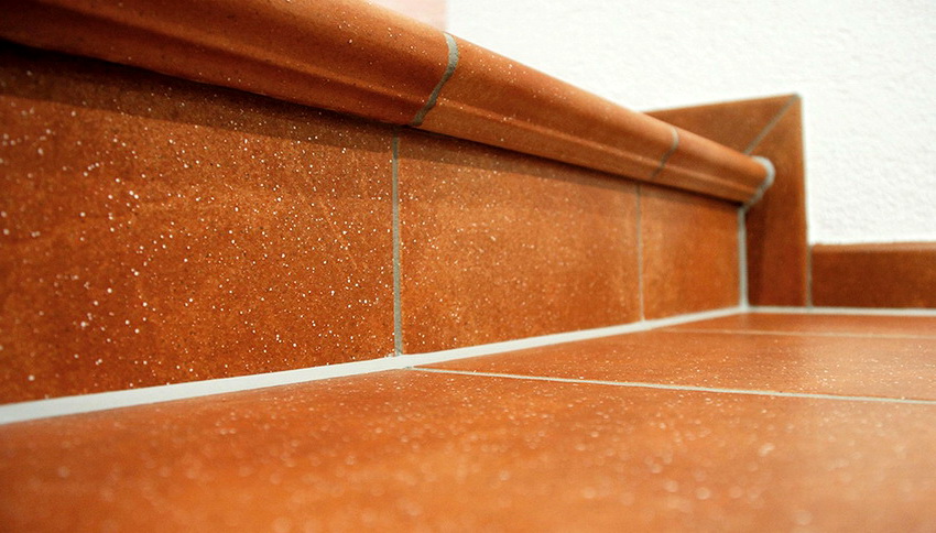 Os ladrilhos são colocados de acordo com todas as regras usando materiais de qualidade Os ladrilhos são colocados de acordo com todas as regras usando materiais de qualidade