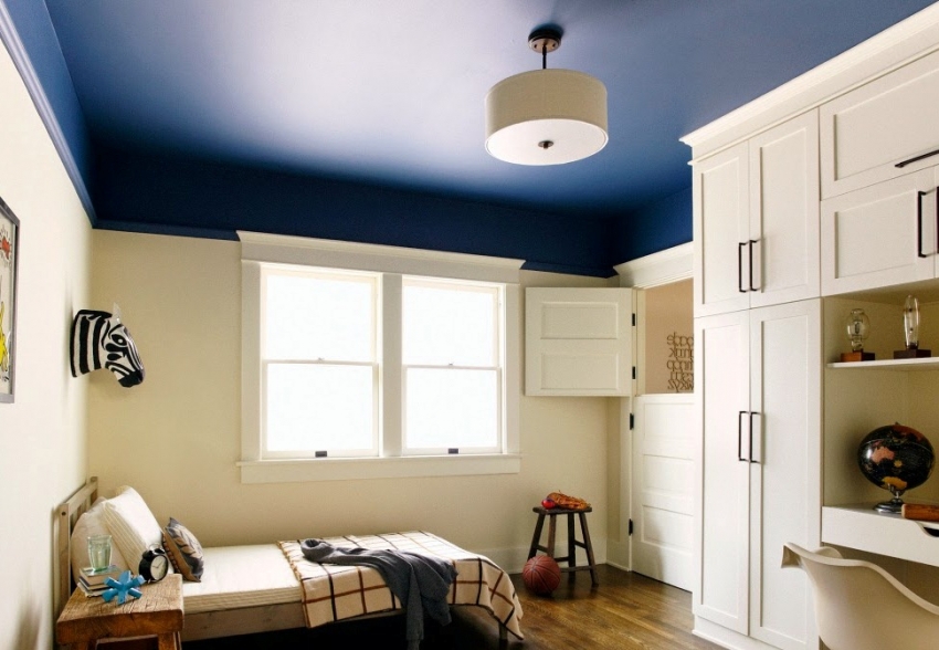 גולת הכותרת של פנים מודרני יכולה להיות תקרה בצבע רווי, צבועה בצבע על בסיס מים מט גולת הכותרת של פנים מודרני יכולה להיות תקרה בצבע רווי, צבועה בצבע על בסיס מים מט