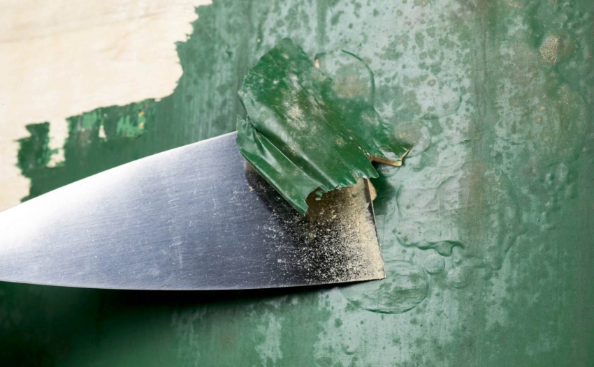 สีน้ำมันสามารถถอดออกจากผนังได้โดยใช้สารเคมีพิเศษและไม้พาย สีน้ำมันสามารถถอดออกจากผนังได้โดยใช้สารเคมีพิเศษและไม้พาย