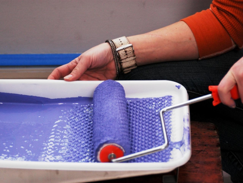 ลูกกลิ้งกำมะหยี่ถือเป็นตัวเลือกที่ดีที่สุดสำหรับการทาสีผนังด้วยอะคริลิก ลูกกลิ้งกำมะหยี่ถือเป็นตัวเลือกที่ดีที่สุดสำหรับการทาสีผนังด้วยอะคริลิก