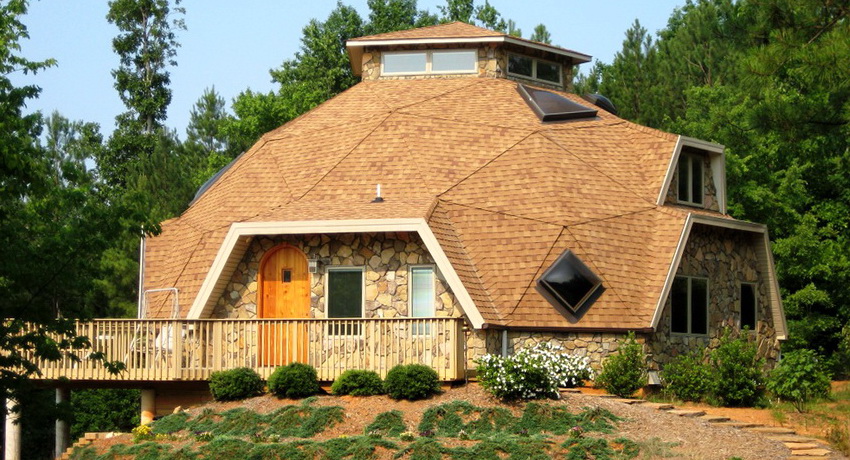 Ang domed na bahay ay hindi lamang mukhang hindi karaniwan, ngunit mayroon ding isang bilang ng mga kalamangan kaysa sa tradisyunal na mga gusali. Mga bahay ng simboryo: mga proyekto at presyo. Paglalarawan at mga rekomendasyon para sa konstruksyon