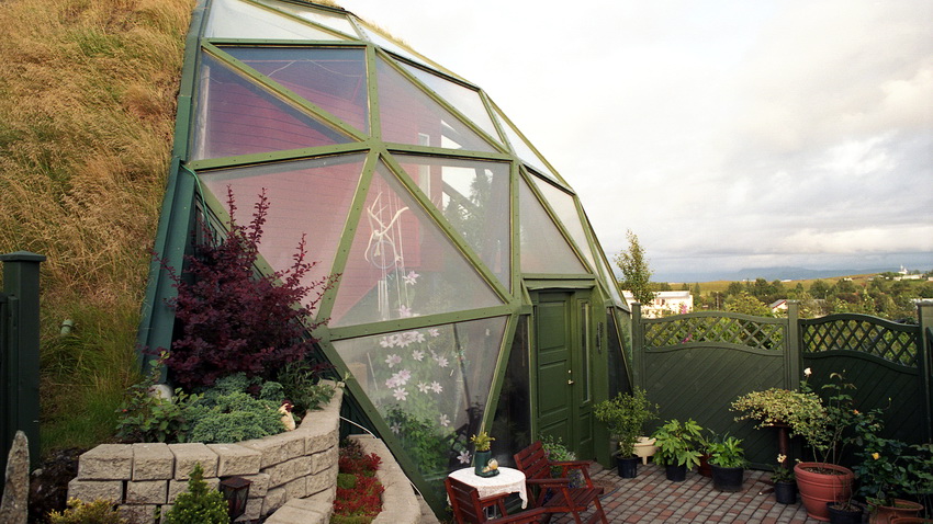 Ang mga tatsulok o hugis-itlog na bintana ay pinakaangkop sa disenyo ng isang naka-domed na bahay Ang mga tatsulok o hugis-itlog na bintana ay pinakaangkop sa disenyo ng isang naka-domed na bahay