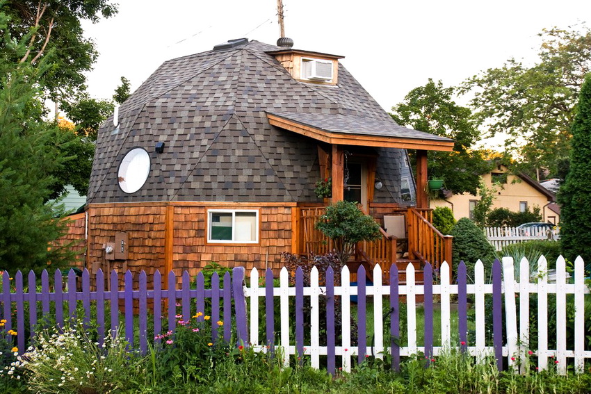 Ang mga domed na bahay ay bihira sa aming mga latitude. Ang mga domed na bahay ay bihira sa aming mga latitude.