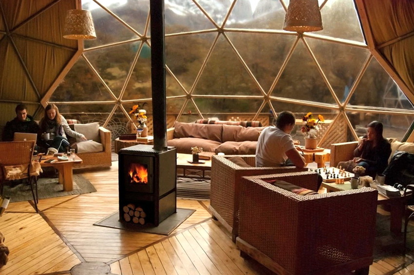 Ang isa sa mga pinakamatagumpay na pagpipilian para sa paglalagay ng isang fireplace ay nasa gitna ng silid Ang isa sa mga pinakamatagumpay na pagpipilian para sa paglalagay ng isang fireplace ay nasa gitna ng silid