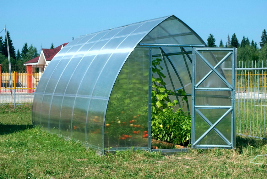 Vorbehaltlich der Betriebsregeln wird ein Gewächshaus aus Polycarbonat viele Jahre lang betrieben Vorbehaltlich der Betriebsregeln wird ein Gewächshaus aus Polycarbonat viele Jahre lang betrieben