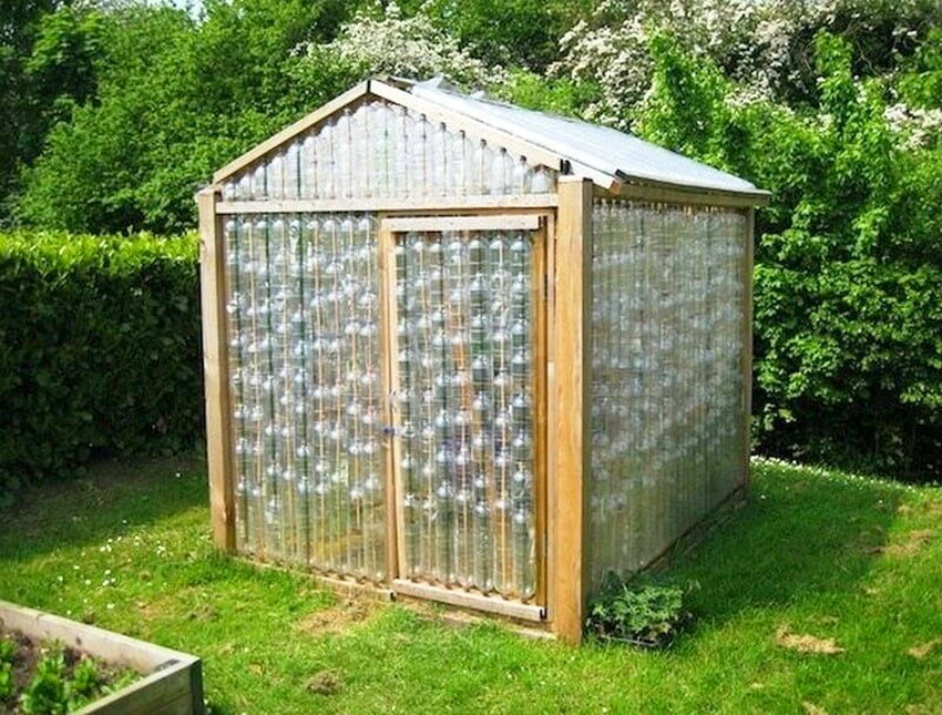 Werfen Sie gebrauchte Plastikflaschen nicht weg - sie eignen sich perfekt für den Bau eines Gewächshauses Werfen Sie gebrauchte Plastikflaschen nicht weg - sie eignen sich perfekt für den Bau eines Gewächshauses