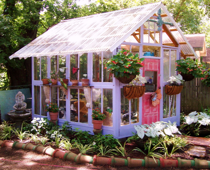 Nachdem Sie einen Teil der Fantasie aus Abfallmaterialien gezeigt haben, können Sie ein schönes Gewächshaus bauen Nachdem Sie einen Teil der Fantasie aus Abfallmaterialien gezeigt haben, können Sie ein schönes Gewächshaus bauen