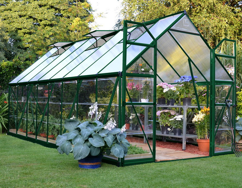 Ein Gewächshaus kann aus verschiedenen Materialien gebaut werden: Holz, Metall, Kunststoff Ein Gewächshaus kann aus verschiedenen Materialien gebaut werden: Holz, Metall, Kunststoff