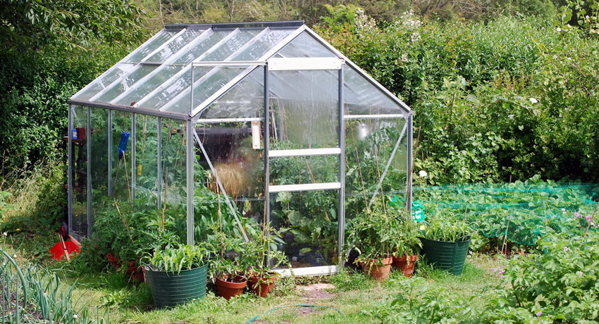 Um das Gewächshaus abzudecken, können Sie Materialien wie Folie, Glas oder Polycarbonat verwenden. Um das Gewächshaus abzudecken, können Sie Materialien wie Folie, Glas oder Polycarbonat verwenden.