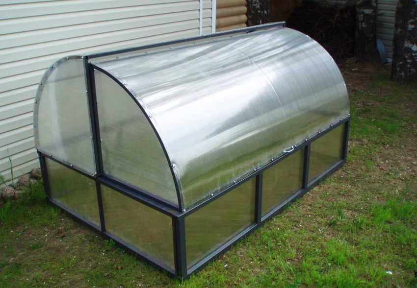 Det er enkelt å lage en drivhus-brødbøtte med egne hender eller kjøpe en ferdig struktur Det er enkelt å lage en drivhus-brødbøtte med egne hender eller kjøpe en ferdig struktur