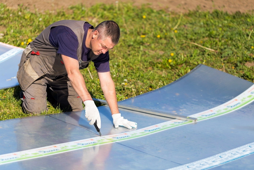 Polykarbonat er perfekt for å dekke rammen til et drivhus på grunn av sin letthet og plastisitet Polykarbonat er perfekt for å dekke rammen til et drivhus på grunn av sin letthet og plastisitet