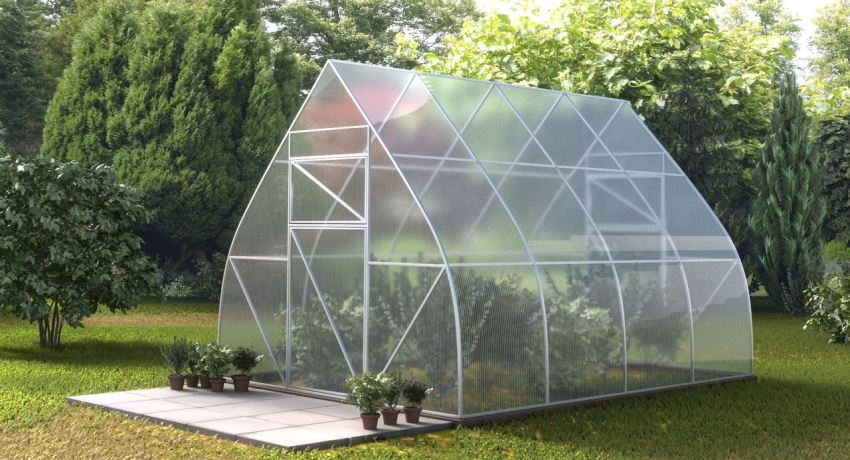 Szklarnia zbudowana z łuków z łukiem w kształcie kroplówki posiada dodatkowe usztywnienie Szklarnia zbudowana z łuków z łukiem w kształcie kroplówki posiada dodatkowe usztywnienie