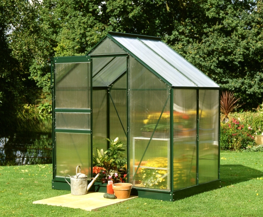 Konstrukcja szklarni z poliwęglanu chroni rośliny przed deszczem, silnymi wiatrami i innymi niekorzystnymi warunkami atmosferycznymi Konstrukcja szklarni z poliwęglanu chroni rośliny przed deszczem, silnymi wiatrami i innymi niekorzystnymi warunkami atmosferycznymi