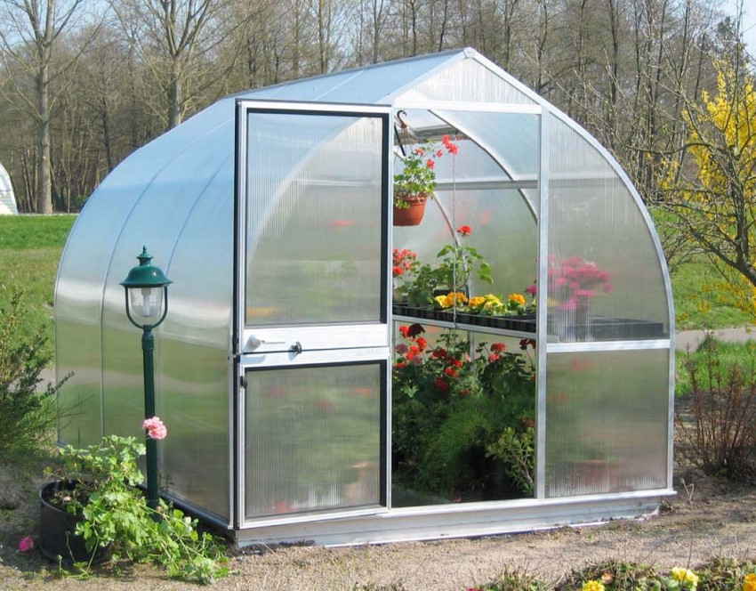 Szklarnia do letniego domku z komórkowego poliwęglanu Szklarnia do letniego domku z komórkowego poliwęglanu