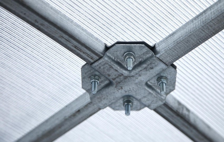 Rama szklarni wykonana z profilu aluminiowego z poliwęglanem Rama szklarni wykonana z profilu aluminiowego z poliwęglanem