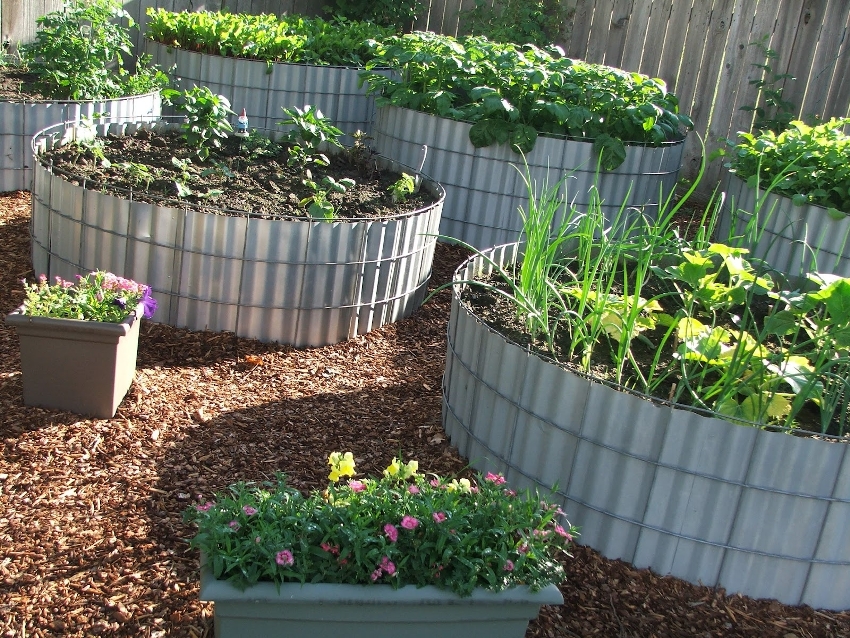 En metallprofil kan brukes som gjerde for høye senger En metallprofil kan brukes som gjerde for høye senger