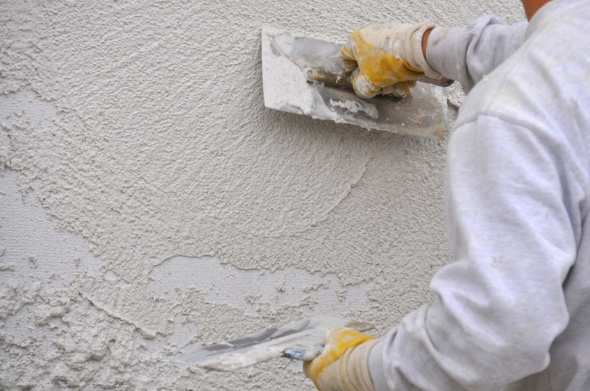 Vrijedno je uzeti u obzir da se akrilna žbuka za vanjsku dekoraciju zidova brže zaprlja, stoga se preporučuje dodatno premazivanje bojama s vodoodbojnim svojstvima Vrijedno je uzeti u obzir da se akrilna žbuka za vanjsku dekoraciju zidova brže zaprlja, stoga se preporučuje dodatno premazivanje bojama s vodoodbojnim svojstvima